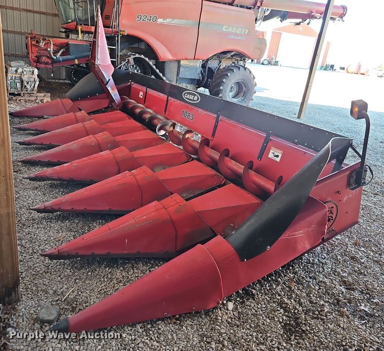 image for item DT7627 Case 1083 corn head