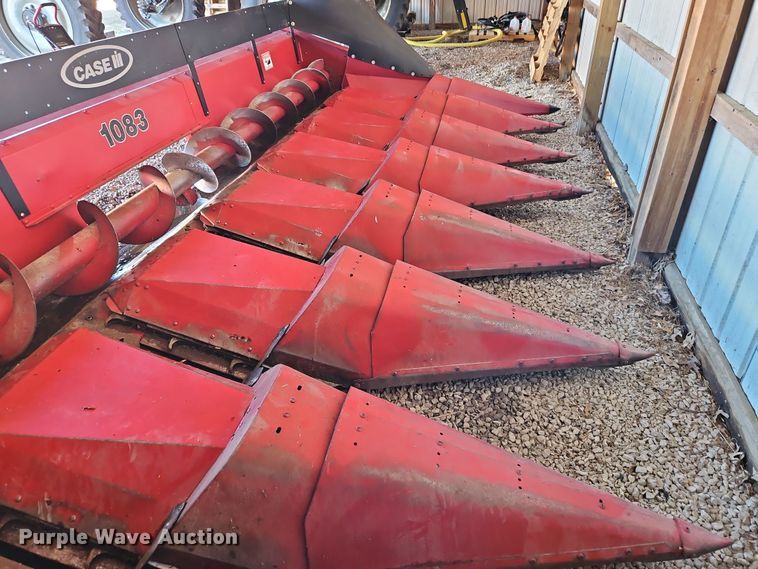 image for item DT7627 Case 1083 corn head