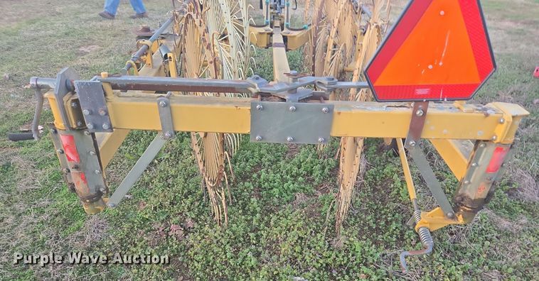 image for item DW1852 Vermeer WR-V8 hay rake