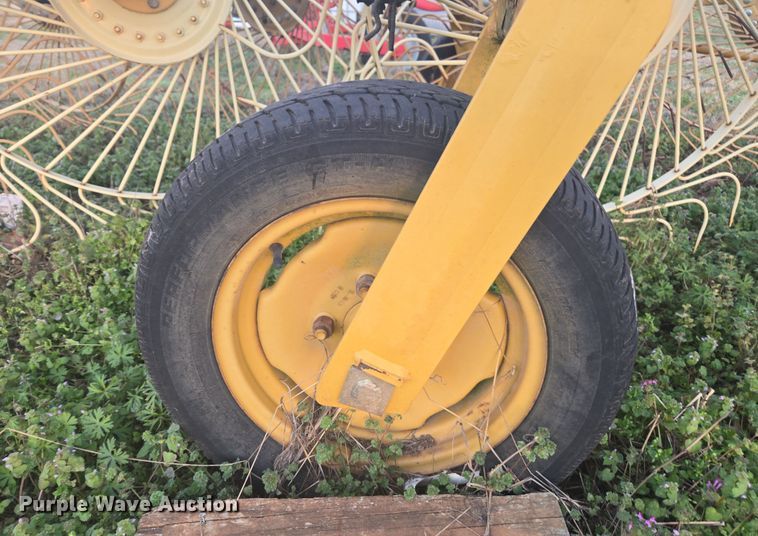 image for item DW1852 Vermeer WR-V8 hay rake