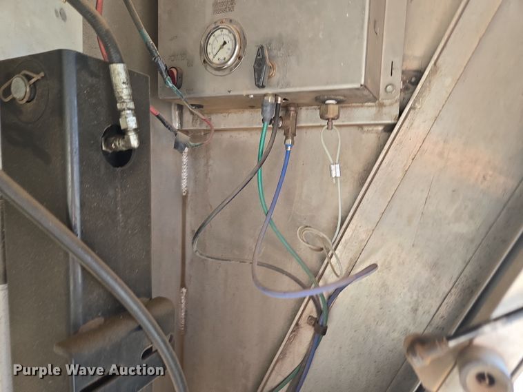 image for item DY6973 2018 Sooner  Universal Trailers horse trailer