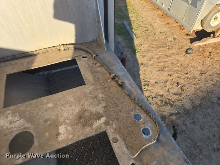 image for item DY6973 2018 Sooner  Universal Trailers horse trailer