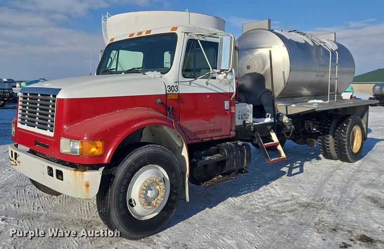 image for item EC3967 1994 International 4900 fertilizer delivery truck