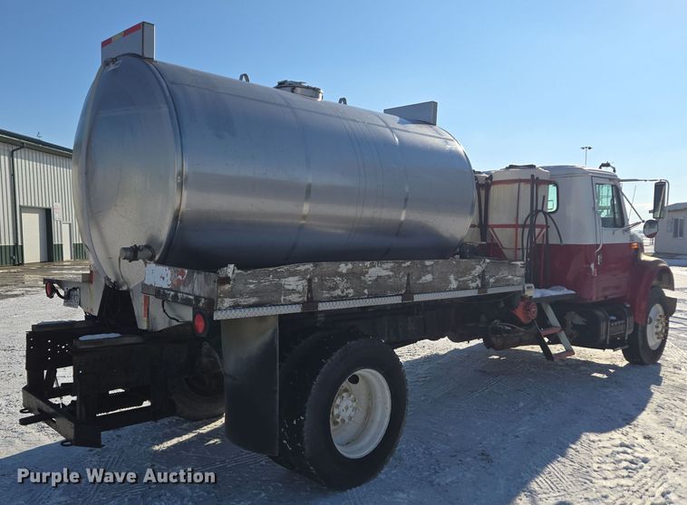 image for item EC3967 1994 International 4900 fertilizer delivery truck