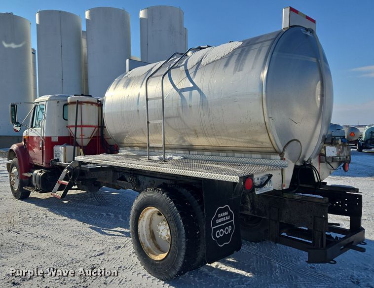 image for item EC3967 1994 International 4900 fertilizer delivery truck