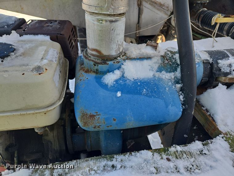 image for item EC3967 1994 International 4900 fertilizer delivery truck