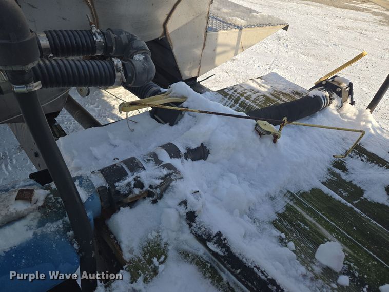 image for item EC3967 1994 International 4900 fertilizer delivery truck