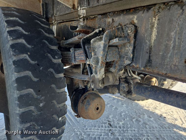 image for item EC3967 1994 International 4900 fertilizer delivery truck