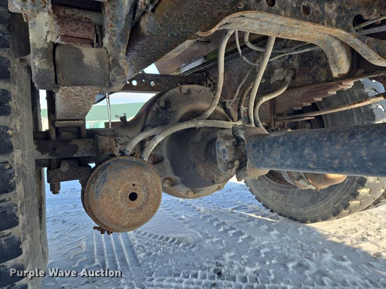 image for item EC3967 1994 International 4900 fertilizer delivery truck