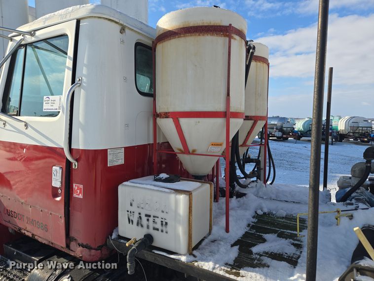 image for item EC3967 1994 International 4900 fertilizer delivery truck