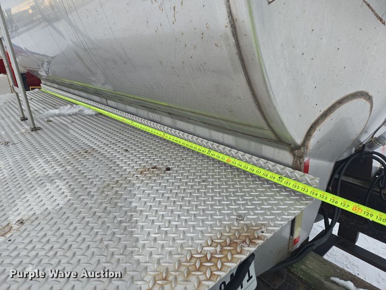 image for item EC3967 1994 International 4900 fertilizer delivery truck