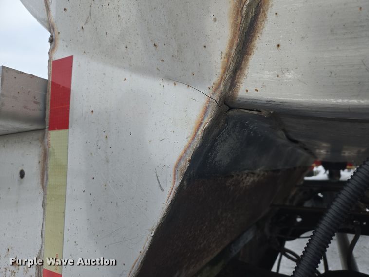 image for item EC3967 1994 International 4900 fertilizer delivery truck