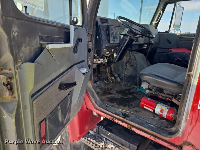 image for item EC3967 1994 International 4900 fertilizer delivery truck