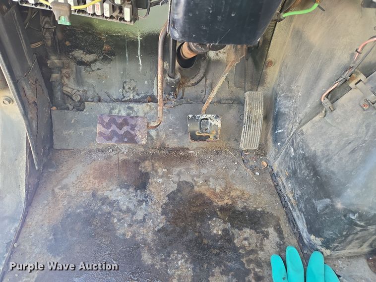 image for item EC3967 1994 International 4900 fertilizer delivery truck