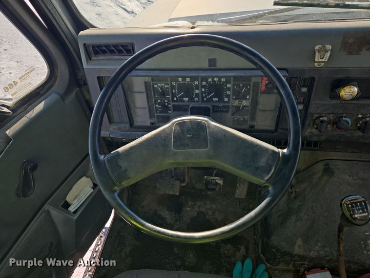 image for item EC3967 1994 International 4900 fertilizer delivery truck