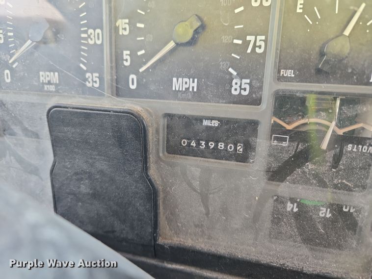 image for item EC3967 1994 International 4900 fertilizer delivery truck