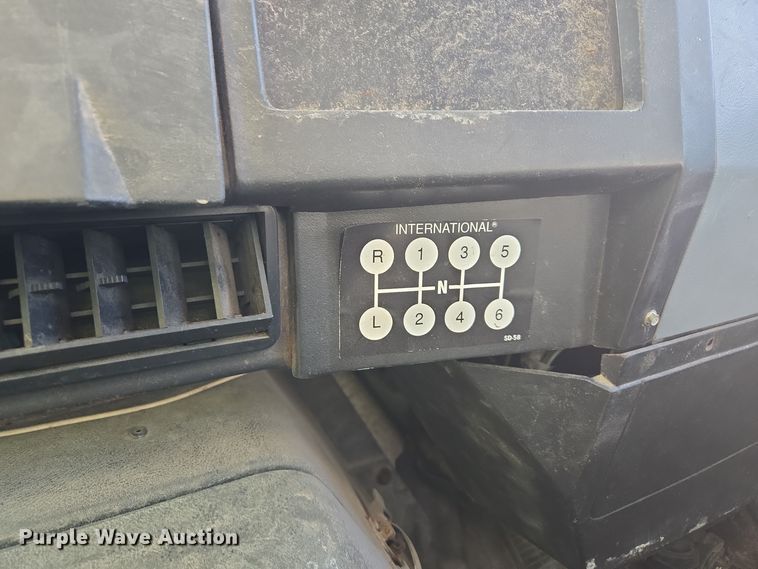 image for item EC3967 1994 International 4900 fertilizer delivery truck