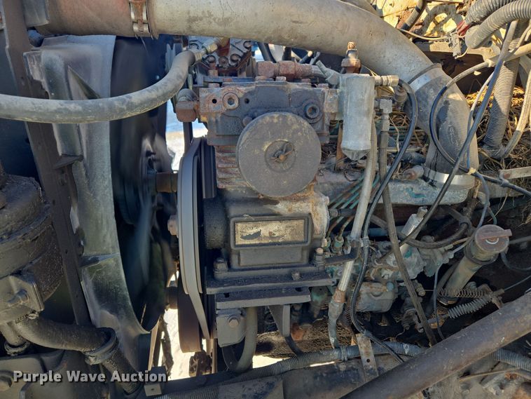 image for item EC3967 1994 International 4900 fertilizer delivery truck