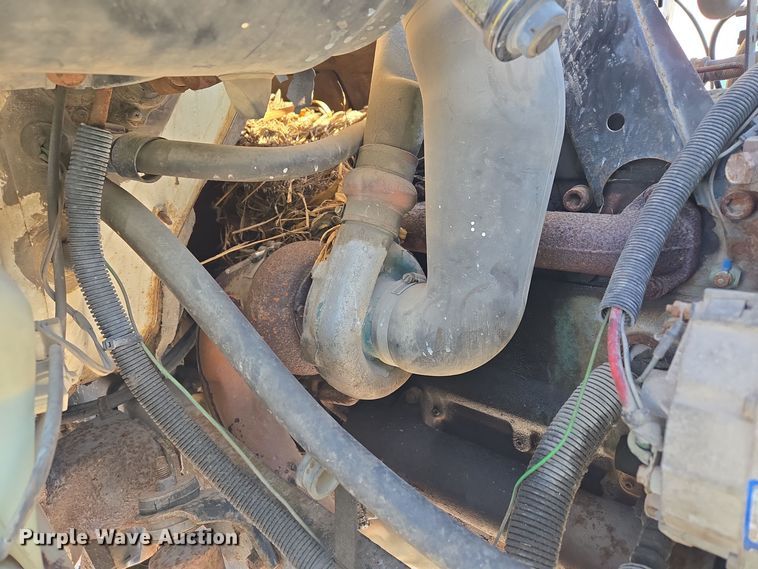 image for item EC3967 1994 International 4900 fertilizer delivery truck