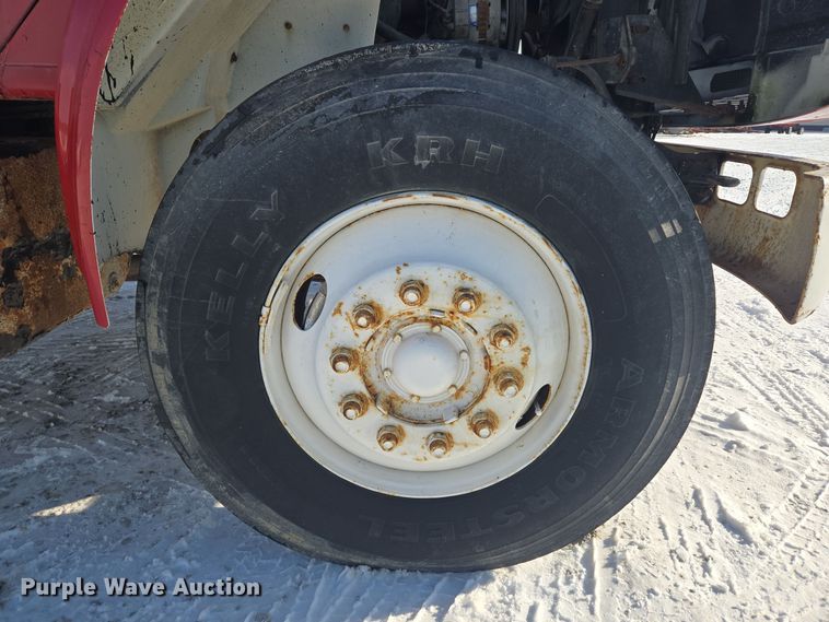 image for item EC3967 1994 International 4900 fertilizer delivery truck