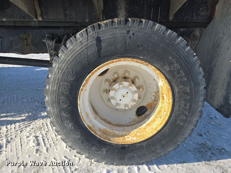 image for item EC3967 1994 International 4900 fertilizer delivery truck