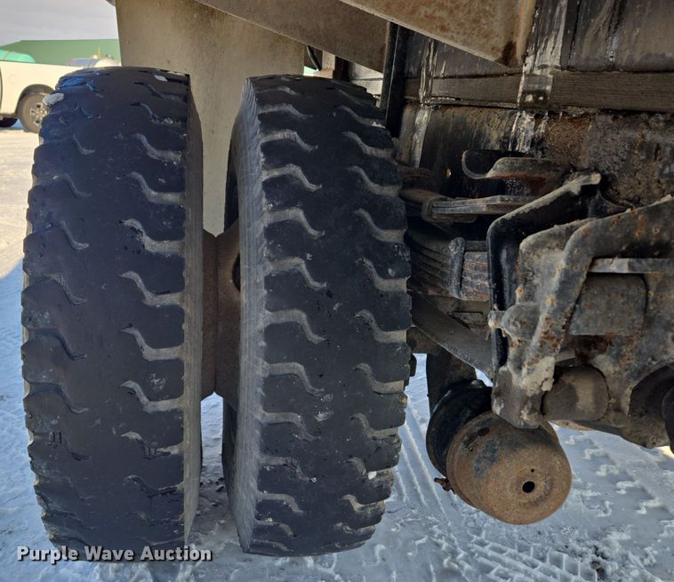 image for item EC3967 1994 International 4900 fertilizer delivery truck