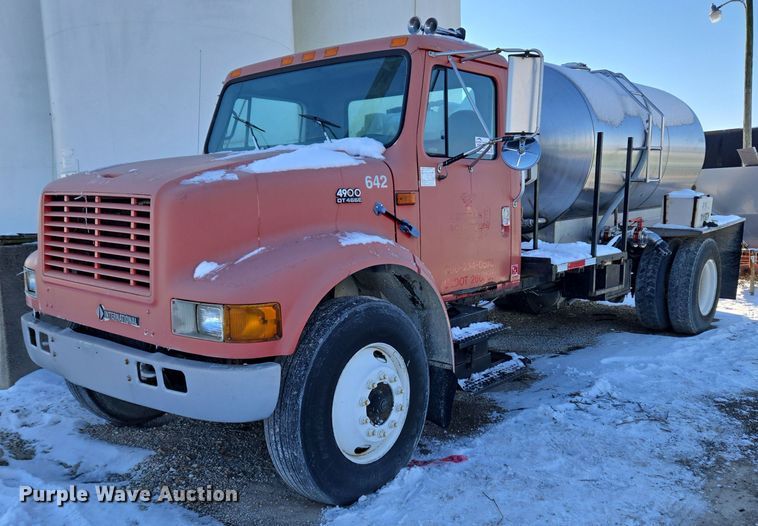 image for item EC3968 2000 International 4900 tank truck