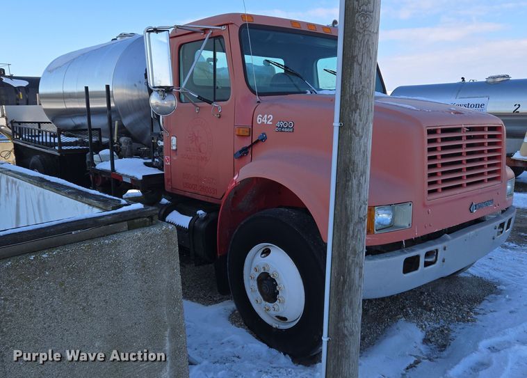 image for item EC3968 2000 International 4900 tank truck