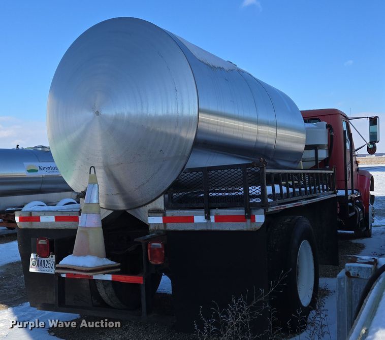 image for item EC3968 2000 International 4900 tank truck