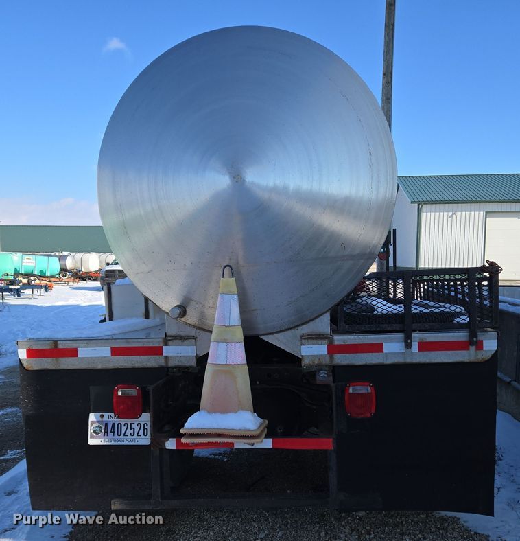 image for item EC3968 2000 International 4900 tank truck