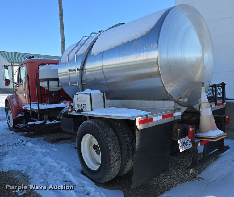 image for item EC3968 2000 International 4900 tank truck