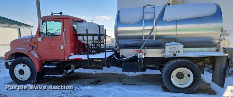 image for item EC3968 2000 International 4900 tank truck