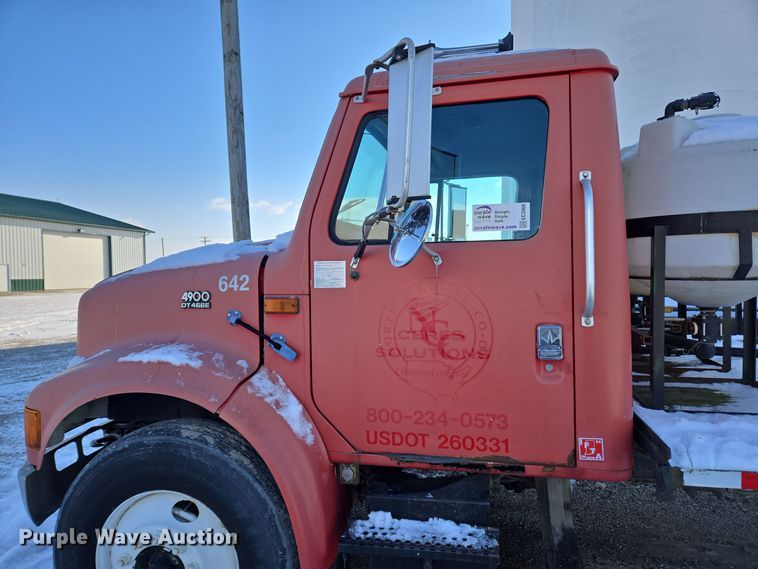 image for item EC3968 2000 International 4900 tank truck