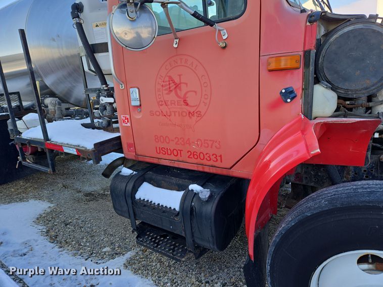 image for item EC3968 2000 International 4900 tank truck