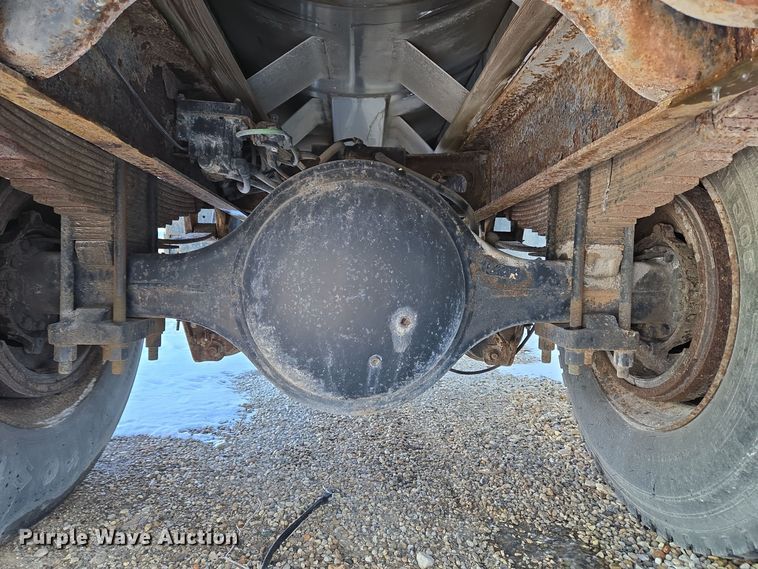 image for item EC3968 2000 International 4900 tank truck