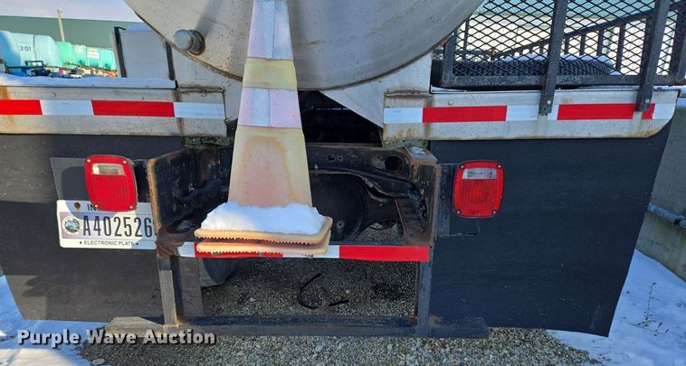 image for item EC3968 2000 International 4900 tank truck