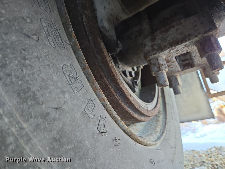 image for item EC3968 2000 International 4900 tank truck