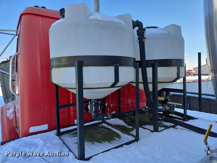 image for item EC3968 2000 International 4900 tank truck