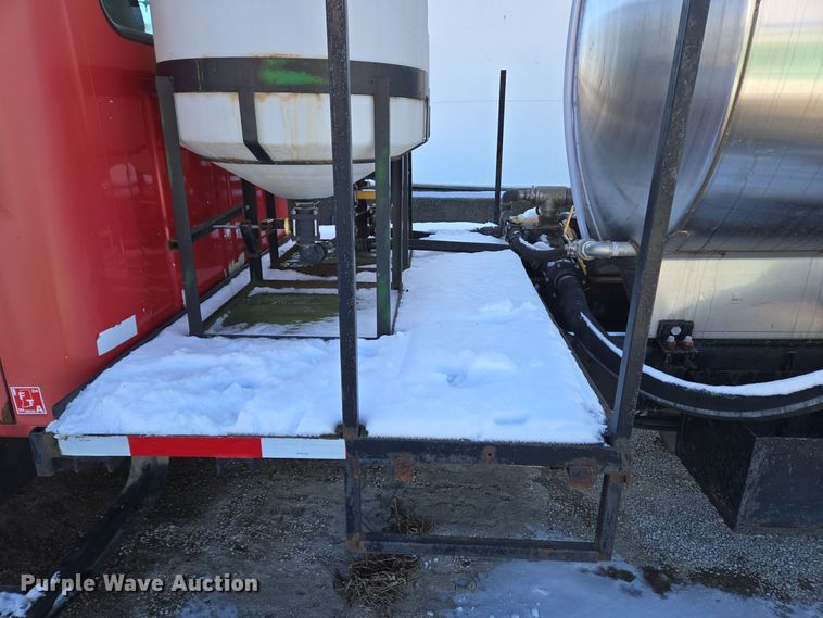 image for item EC3968 2000 International 4900 tank truck