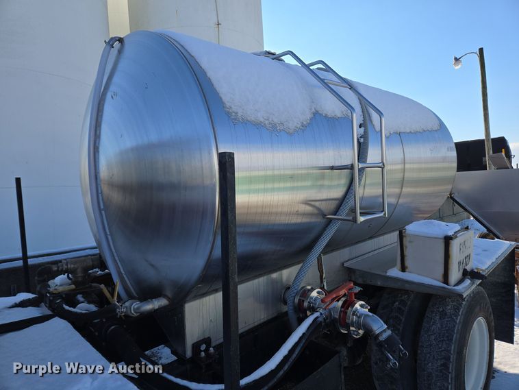 image for item EC3968 2000 International 4900 tank truck