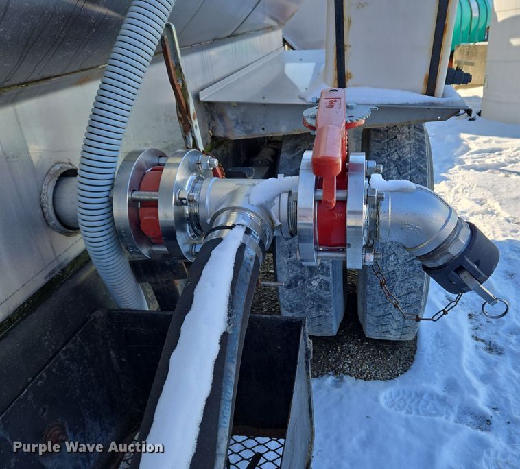 image for item EC3968 2000 International 4900 tank truck