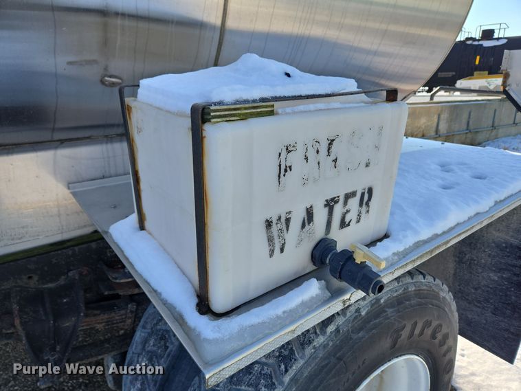 image for item EC3968 2000 International 4900 tank truck