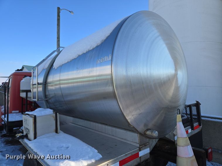 image for item EC3968 2000 International 4900 tank truck