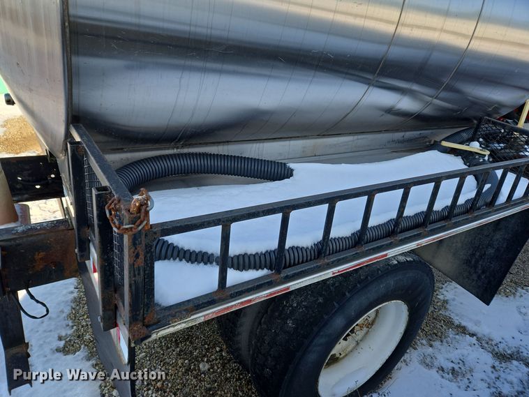 image for item EC3968 2000 International 4900 tank truck