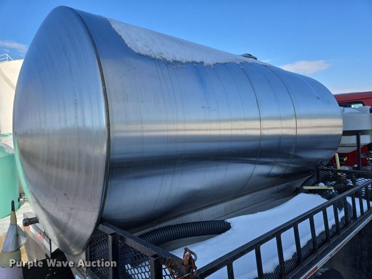 image for item EC3968 2000 International 4900 tank truck