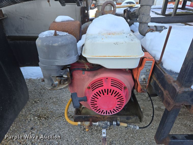 image for item EC3968 2000 International 4900 tank truck