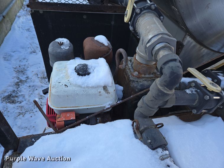 image for item EC3968 2000 International 4900 tank truck