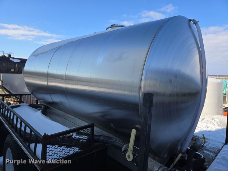 image for item EC3968 2000 International 4900 tank truck