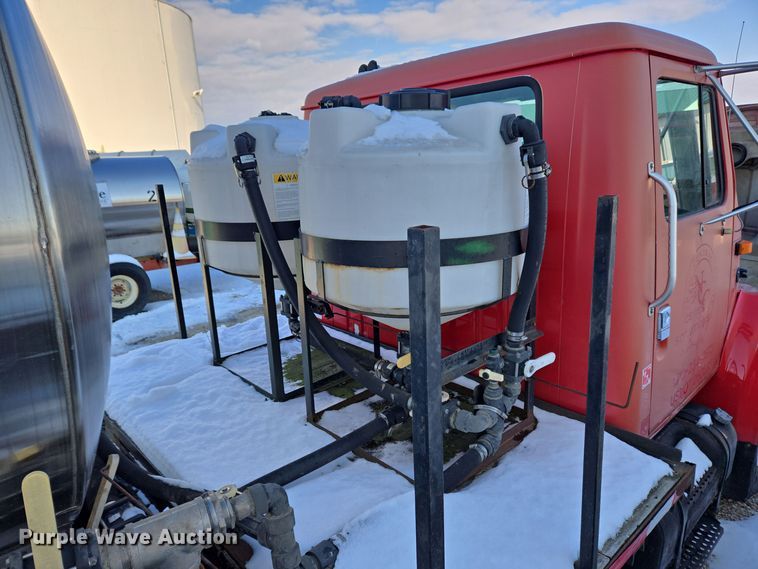 image for item EC3968 2000 International 4900 tank truck