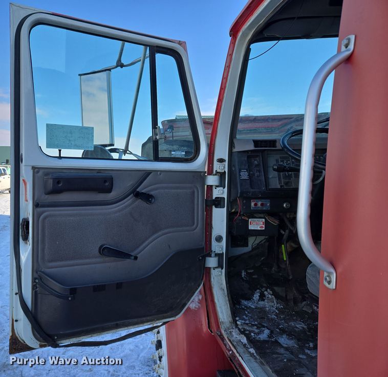 image for item EC3968 2000 International 4900 tank truck